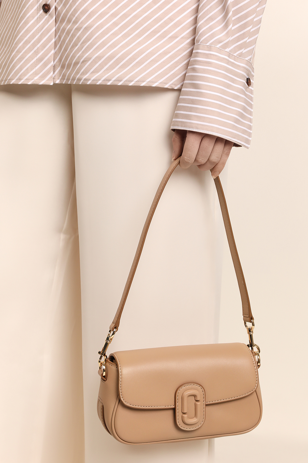 תמונת כל הלוק של תיק כתף תלתן סמול MARC JACOBS